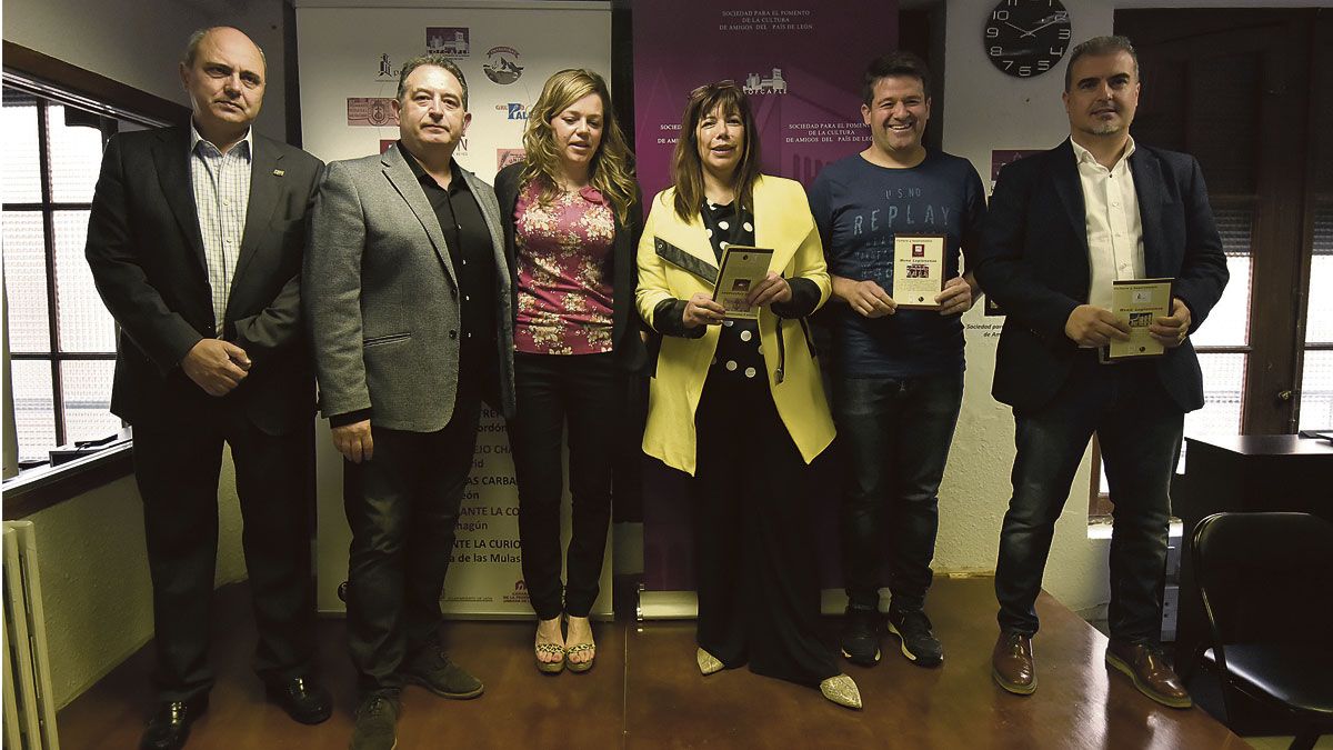 Vicente Carvajal con representantes de los tres restaurantes y de las firmas colaboradoras de las jornadas. | SAÚL ARÉN
