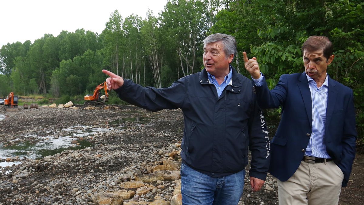 El presidente de la Confederación Hidrográfica del Miño-Sil, Francisco Marín (D), junto al alcalde de Carracedelo, Raúl Valcarce (I). | C. SÁNCHEZ (ICAL)