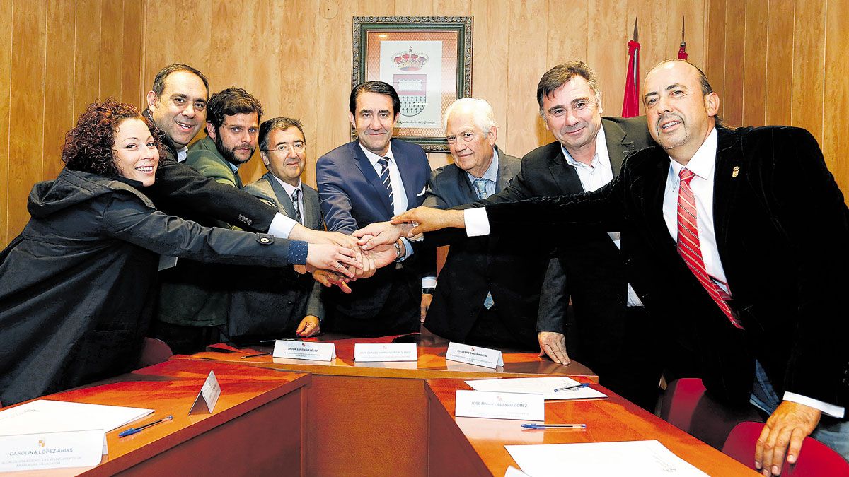 Suárez-Quiñones firmó ayer en Almanza el Programa Rehabitare con cuatro ayuntamientos de la provincia de León. | CARLOS S. CAMPILLO (ICAL)
