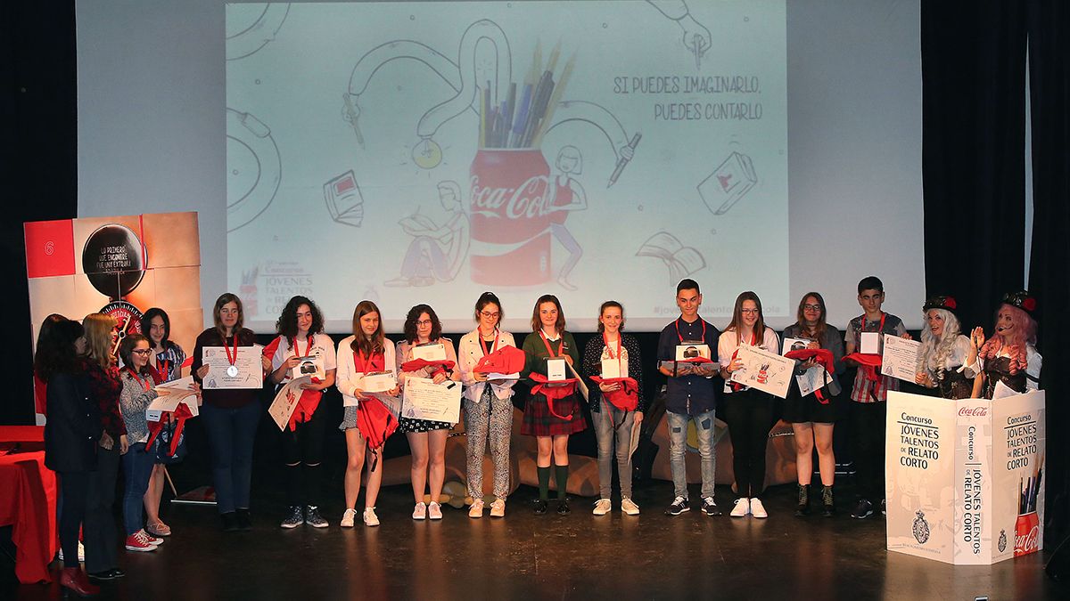Foto de grupo de los galardonados con el primer premio del 58º Concurso Jóvenes talentos del relato corto de Coca Cola. | ICAL