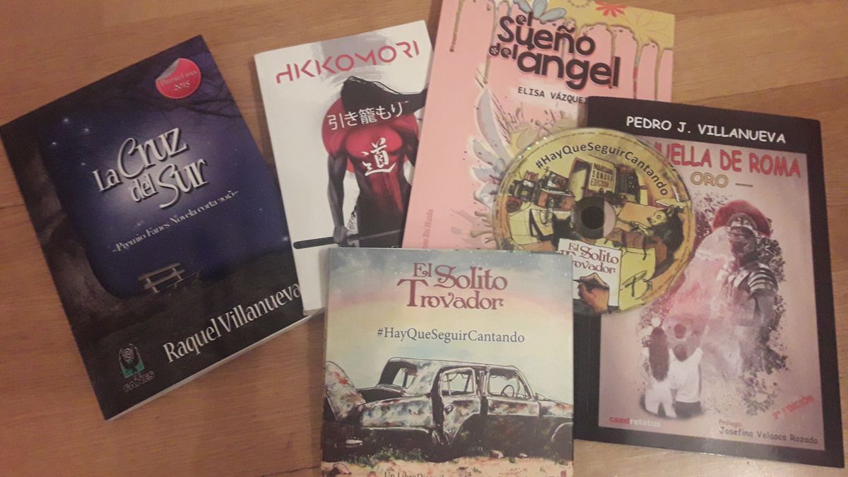 Portada de la obra del Solito Trovador ‘HayQueSeguirCantando’ entre otros trabajos sobre la mesa de lecturas.