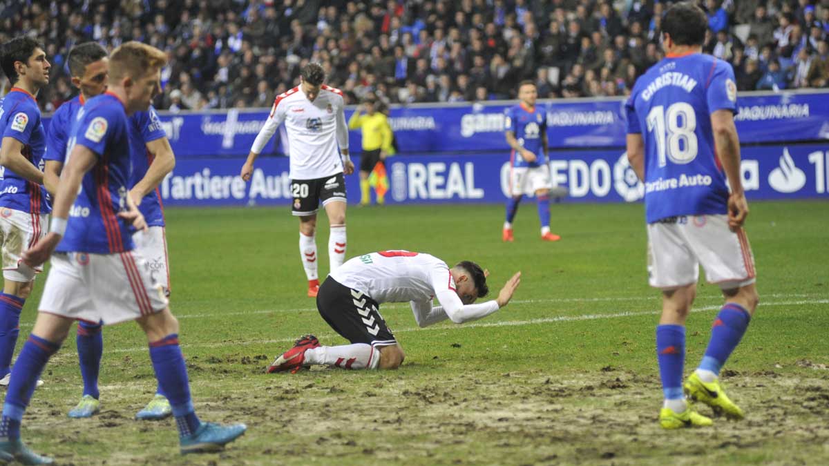 Samu se lamenta tras fallar una ocasión durante el encuentro que midió a la Cultural con el Oviedo en la primera vuelta. | DANIEL MARTIN