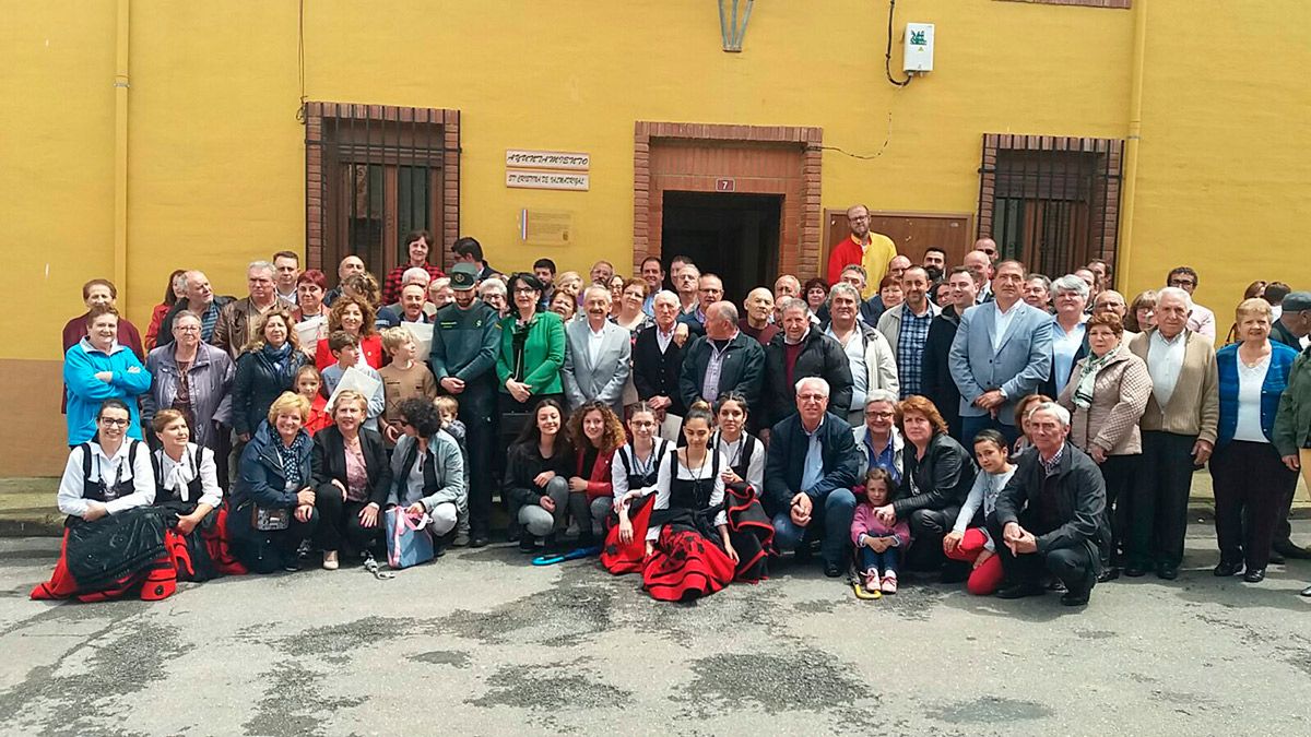 Foto de familia de los homenajeados, autoridades, danzantes y vecinos tras el homenaje en el Ayuntamiento. | L.N.C.