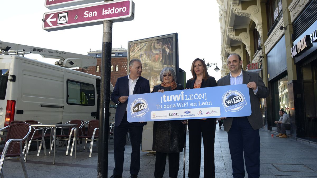 Javier Menéndez, Belén Aren, María José Álvarez Casais y Juan Carlos Rodríguez con el cartel del wifi. | MAURICIO PEÑA Javier Menéndez, Belén Aren, María José Álvarez Casais y Juan Carlos Rodríguez con el cartel del wifi. | MAURICIO PEÑA