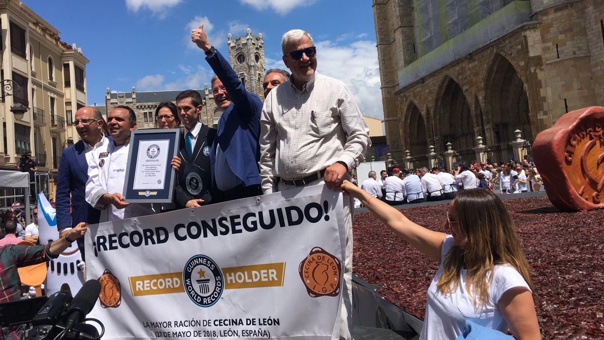 León celebra el récord del mayor plato de cecina cortada a cuchillo. | C. CENTENO