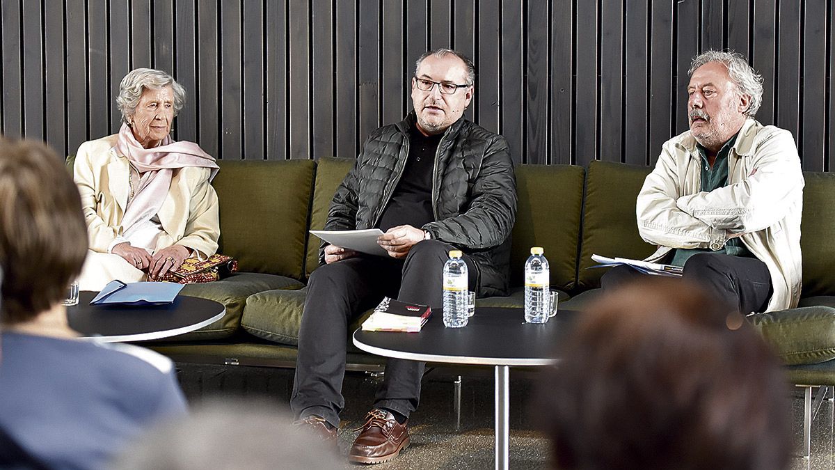 Bruno Marcos con Julio Llamazares y Marisol Benet. Los tres protagonizaron la mesa redonda de este sábado junto a Ramón Benet y Luis Cavanna Benet, que aportaron sus recuerdos desde el público. | SAÚL ARÉN