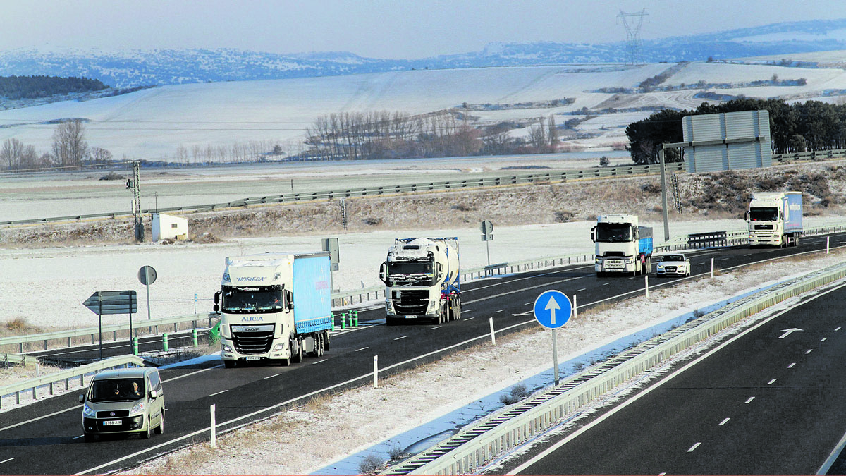 Camiones circulando por una autopista en una imagen de archivo. | ICAL