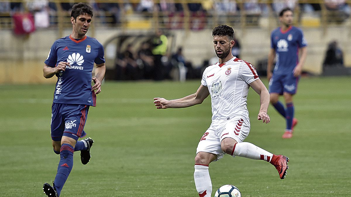 Rodri, autor del segundo gol, trata de zafarse de un jugador del Oviedo. | SAÚL ARÉN