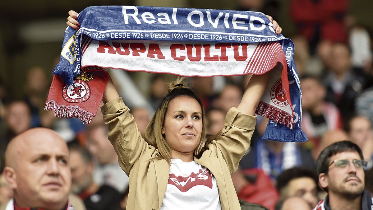 Una aficionada porta las bufandas del Oviedo y de la Cultural. | SAÚL ARÉN
