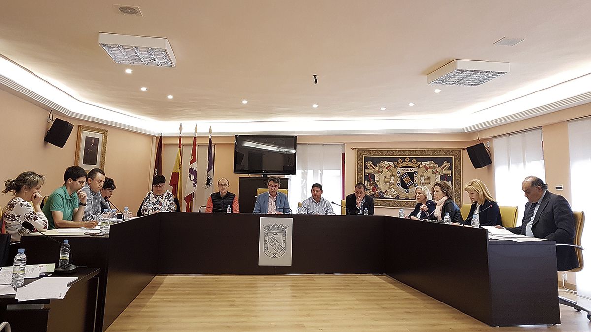 Corporación municipal de Valencia de Don Juan durante el pleno ordinario celebrado ayer en la localidad. | T.G.