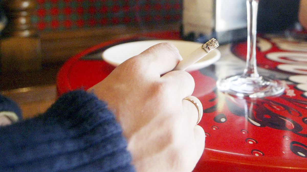Imagen de archivo de una persona fumando. I Ical