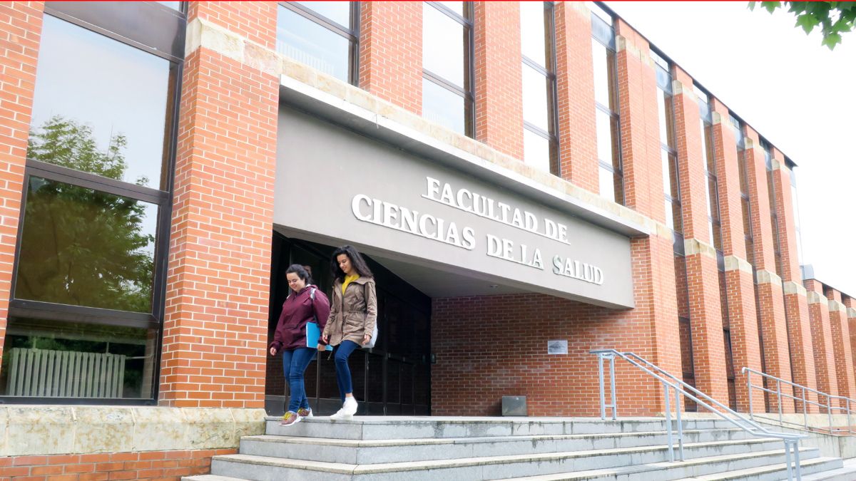 Dos alumnas salen de la Facultad de Ciencias de la Salud. | L.N.C.