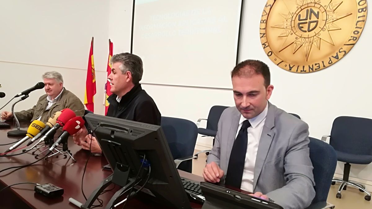 El concejal Ricardo Miranda, Jorge Vega, de la Uned, y Miguel Viloria de Securactiva. | D.M.
