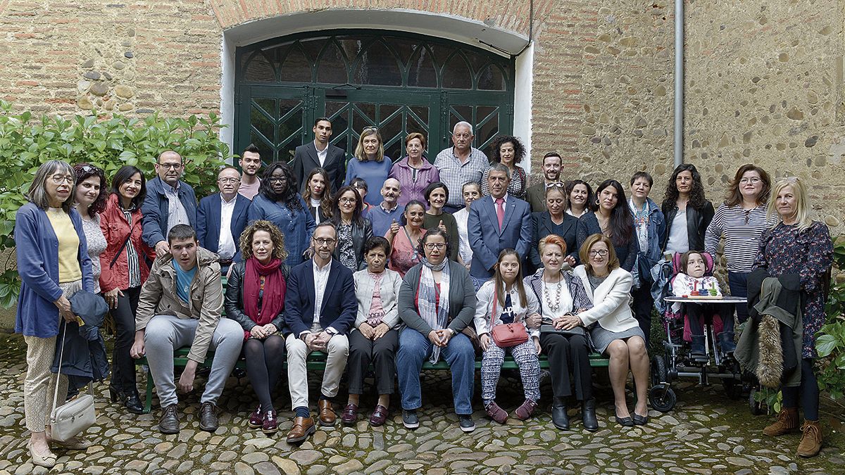 Foto de familia del director de la Fundación Alimerka, Antonio Blanco, y representantes de 14 entidades locales. | MAURICIO PEÑA