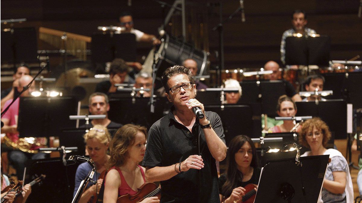 El líder de Radio Futura llega este jueves a León acompañado de la Orquesta Sinfónica de Castilla y León en su gira ‘Vagamundo’. | MIRIAM CHACÓN (ICAL) El líder de Radio Futura llega este jueves a León acompañado de la Orquesta Sinfónica de Castilla y León en su gira ‘Vagamundo’. | MIRIAM CHACÓN (ICAL)
