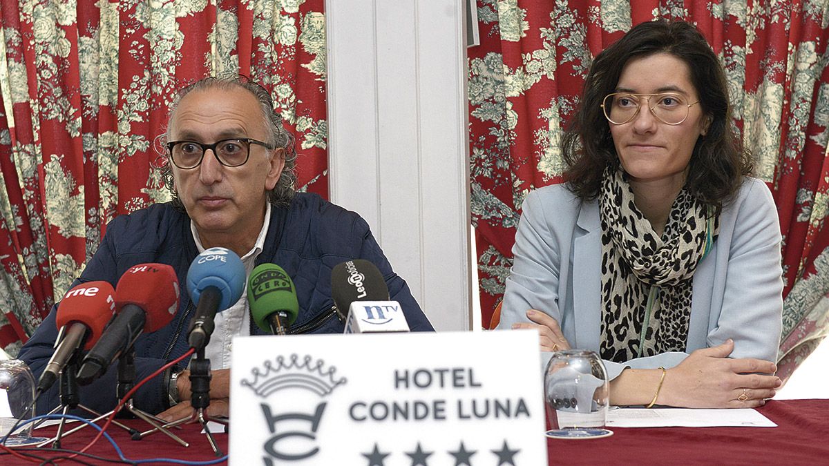 Tomás Martínez Antolín y María Oliden en el Hotel Conde Luna. | MAURICIO PEÑA