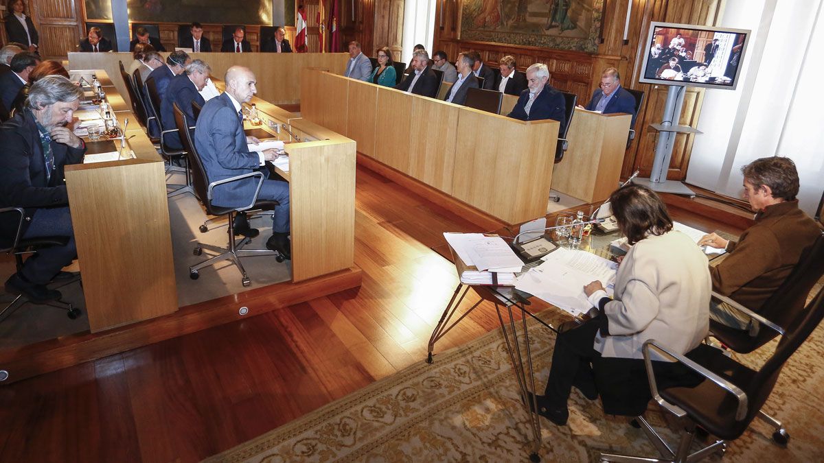 En primer término, la secretaria y el interventor de la Diputación durante el último pleno. | ICAL En primer término, la secretaria y el interventor de la Diputación durante el último pleno. | ICAL