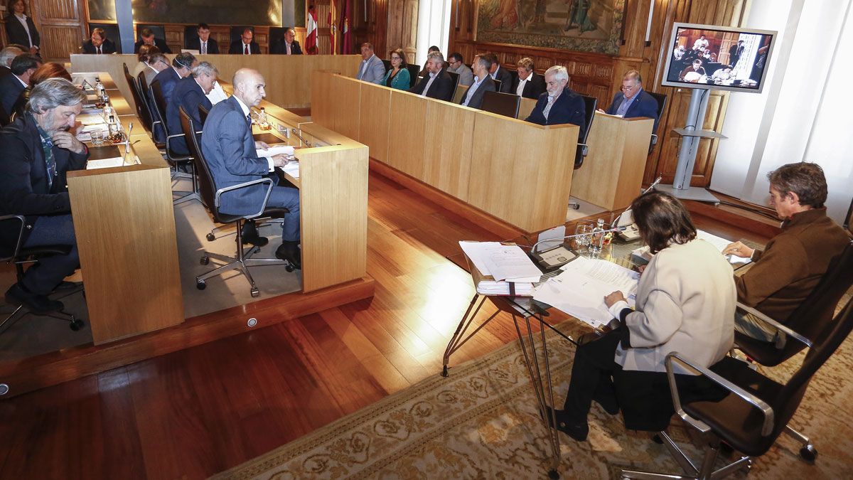 En primer término, la secretaria y el interventor de la Diputación durante el último pleno. | ICAL