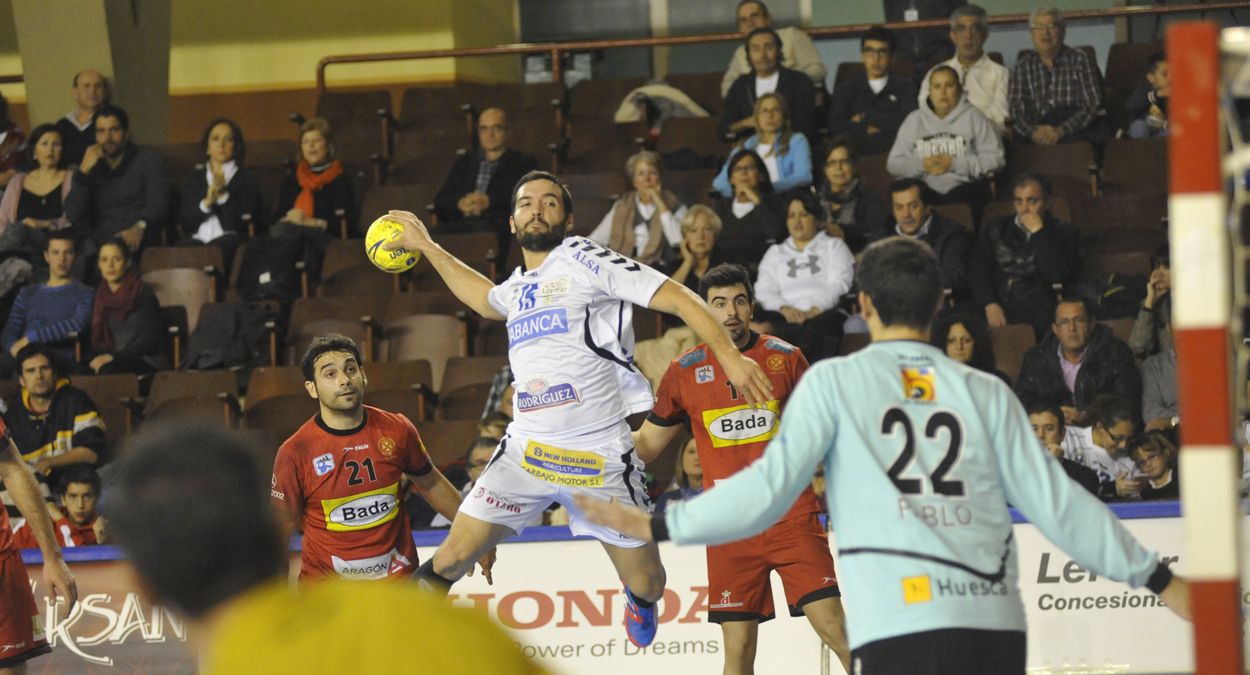 José Mario Carillo se dispone a lanzar a portería en el partido de la primera vuelta ante Huesca. | DANIEL MARTÍN