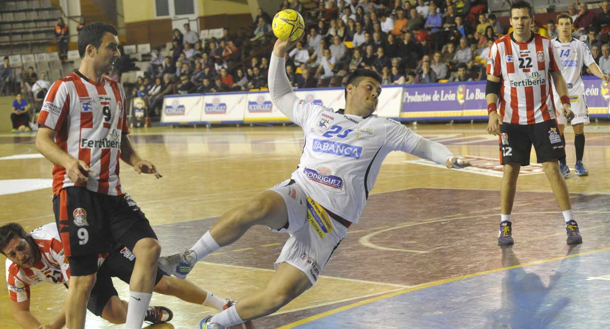 Javi García lanza a portería ante Sagunto. | DANIEL MARTÍN