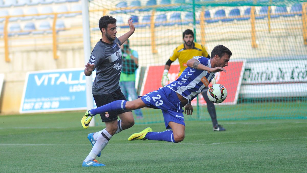 Higinio, con la camiseta de la Cultural en un amistoso ante el Alavés. | DANIEL MARTÍN