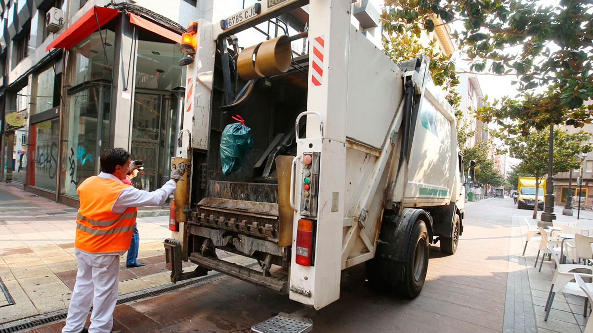 Imagen de archivo de un vehículo del servicio de limpieza. | C.SÁNCHEZ (ICAL)