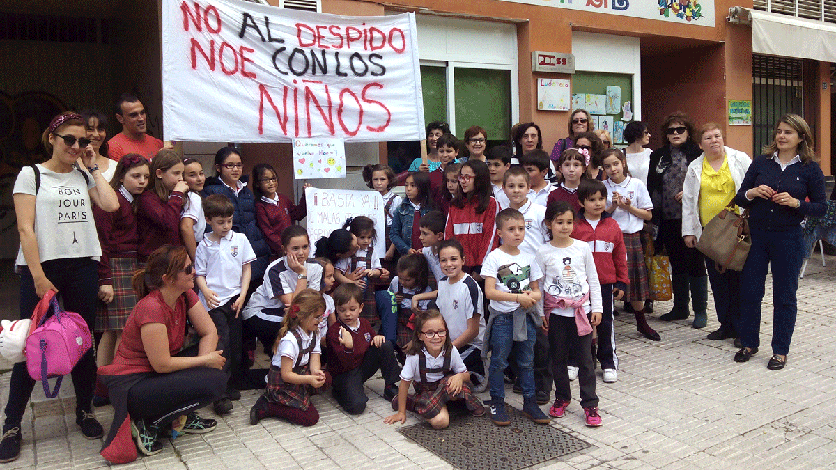 Usuarios, familias y trabajadores se concentraron ayer a las puertas de la ludoteca ‘La tirolina’ de Ponferrada. | L. N. C.