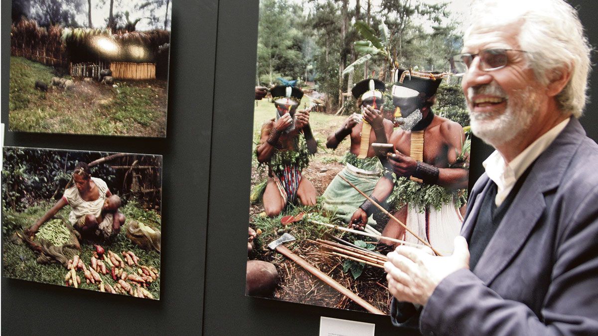 Pedro Saura acudió este jueves a Mansilla para inaugurar en el Etnográfico la exposición de fotografías sobre las expediciones que realizó a Papúa Nueva Guinea.