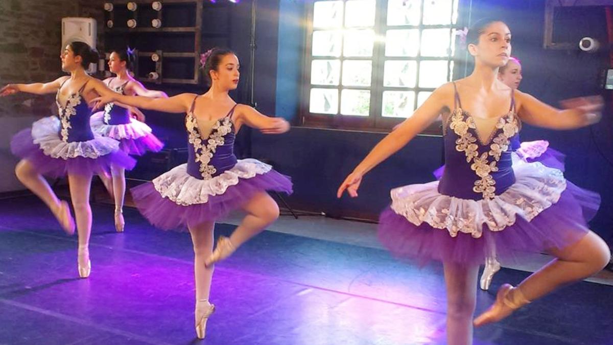 Alumnas de danza de Coppelia, en una actuación ante el público en imagen difundida en sus redes sociales.| Coppelia