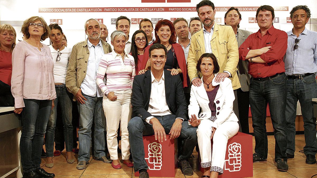 La exalcaldesa de Astorga, detrás de Pedro Sánchez en una imagen de archivo. | ICAL