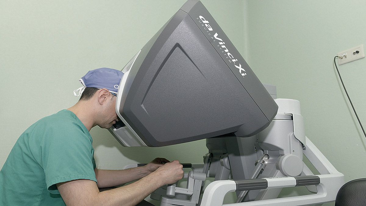 Los aparatos del nuevo robot del Hospital de León. | MAURICIO PEÑA