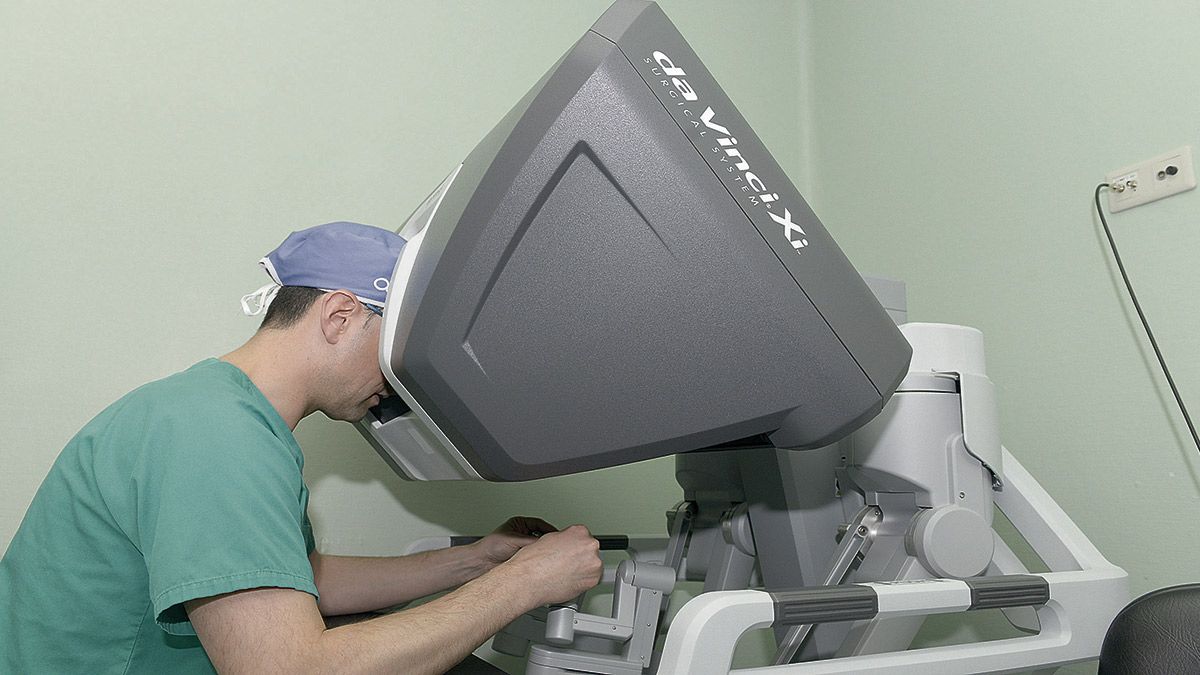 Los aparatos del nuevo robot del Hospital de León. | MAURICIO PEÑA Los aparatos del nuevo robot del Hospital de León. | MAURICIO PEÑA