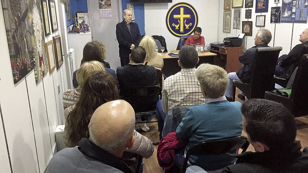 José-Román Flecha, profesor emérito de la Universidad Pontificia de Salamanca, durante su sesión. | L.N.C.