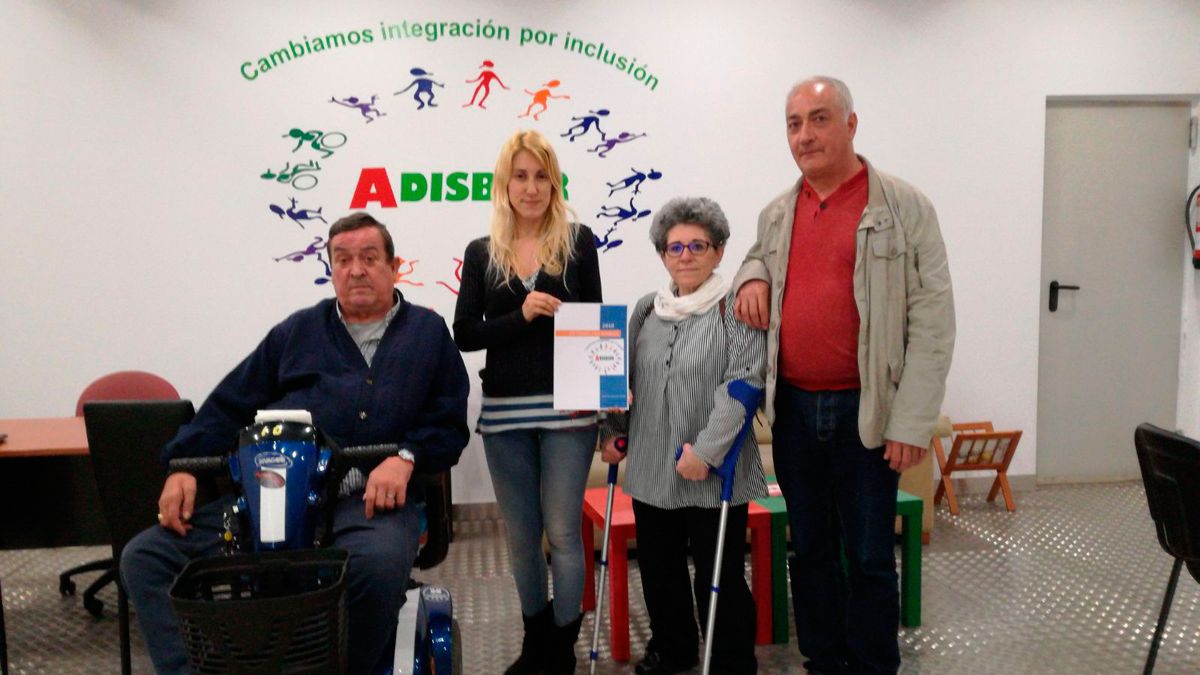 Miembros de Adisbier, con el proyecto 'Un perro, una sonrisa'.