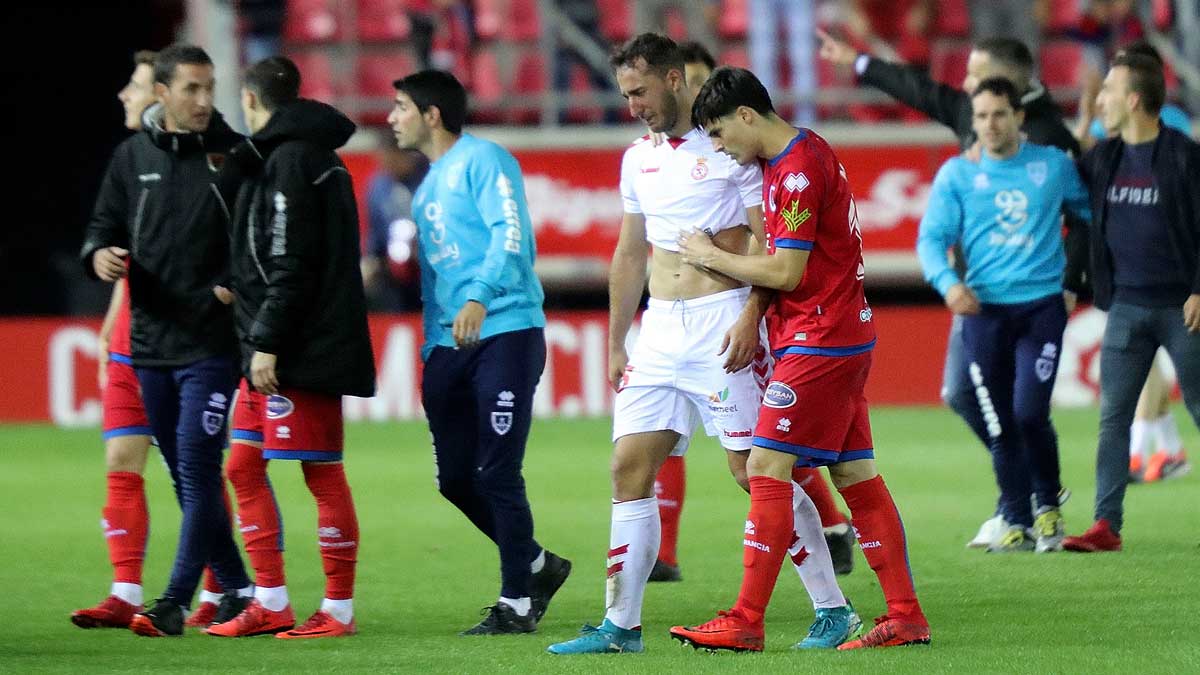 Los jugadores del Numancia consuelan a Ángel. | LOF