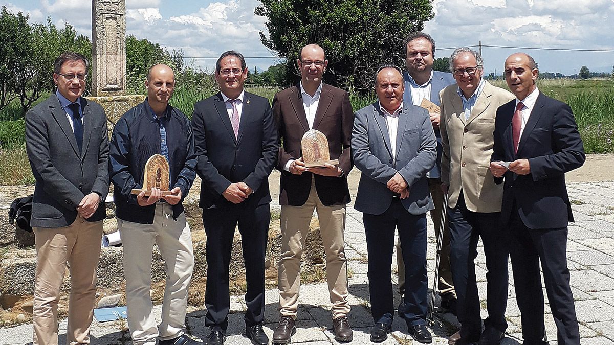 Los galardonados con el director general y otros asistentes al acto.