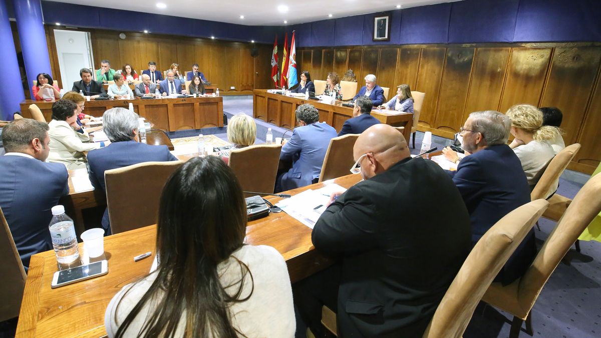 Imagen de archivo de un pleno del Ayuntamiento de Ponferrada. | C.S. (ICAL)