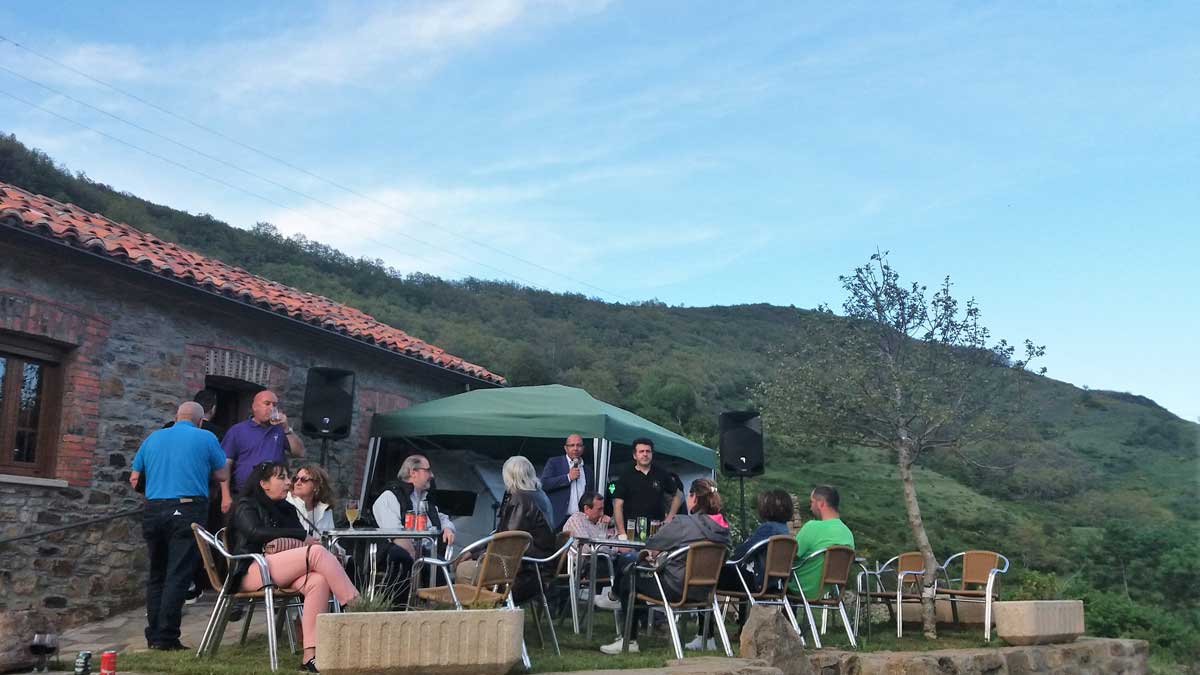 En la imagen, un momento de la inauguración del nuevo teleclub ‘La Abubilla’ en Paradilla | E. NIÑO