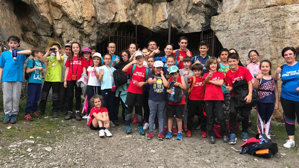 Los niños visitaron la cueva de san Genadio en su excursióndedicada al capítulo 5, la Tebaida Berciana.