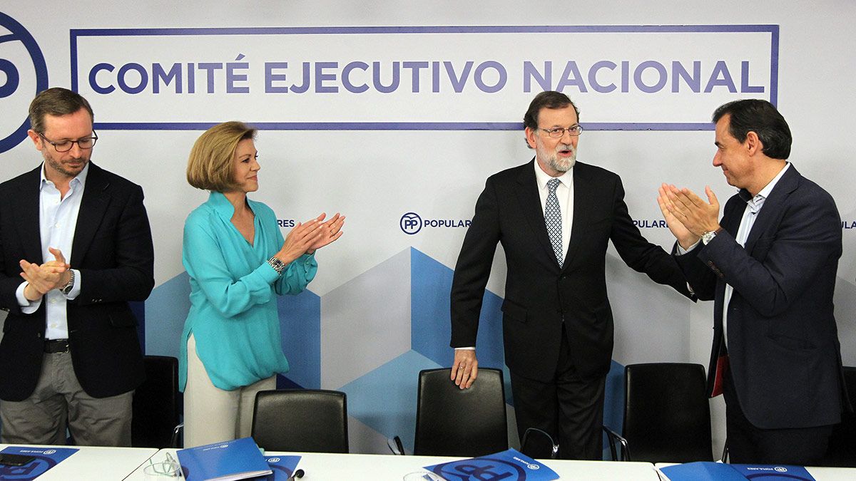 El presidente del PP, Mariano Rajoy es aplaudido a su llegada al Comité Ejecutivo Nacional del Partido Popular. | ICAL