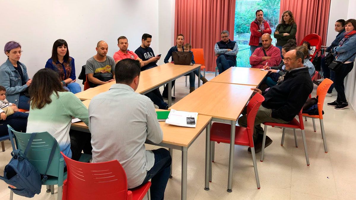 Última reunión de los vecinos de La Rosaleda. | L.N.C. Última reunión de los vecinos de La Rosaleda. | L.N.C.