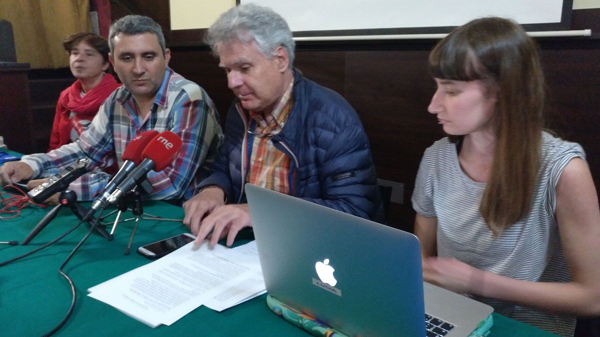 Presentación de la campaña por integrantes de Bierzo Aire Limpio. | M.I.