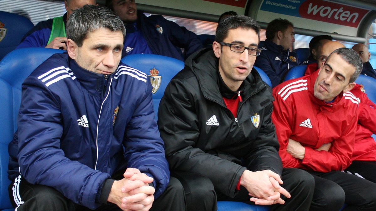 Tomás Nistal, Rubén Vega y Alberto Casal, en el banquillo de la Ponferradina. | C. SÁNCHEZ