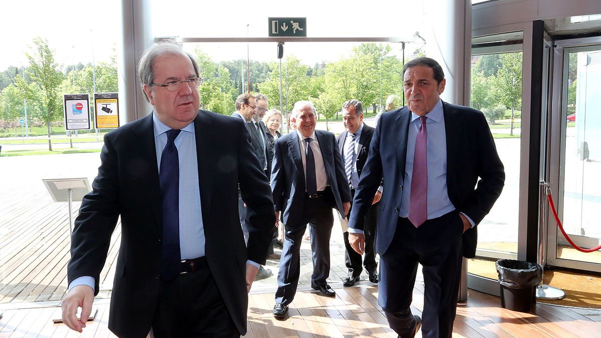 El presidente de la Junta, Juan Vicente Herrera, y el consejero de Sanidad, Antonio María Sáez, intervienen en el acto de bienvenida de residentes MIR 2018. | ICAL