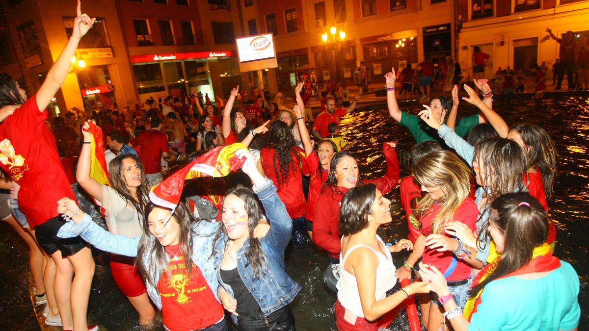 Ponferradinos celebrando la victoria de España en la Eurocopa de 2012. | C.S. (ICAL)