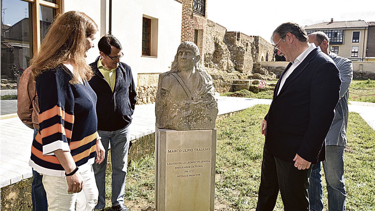 El alcalde Antonio Silván y la concejala Margarita Torres inauguraon este miércoles el busto de Marco Ulpio Trajano que reposa en el patio interior de la Casona de Puerta Castillo. | SAÚL ARÉN