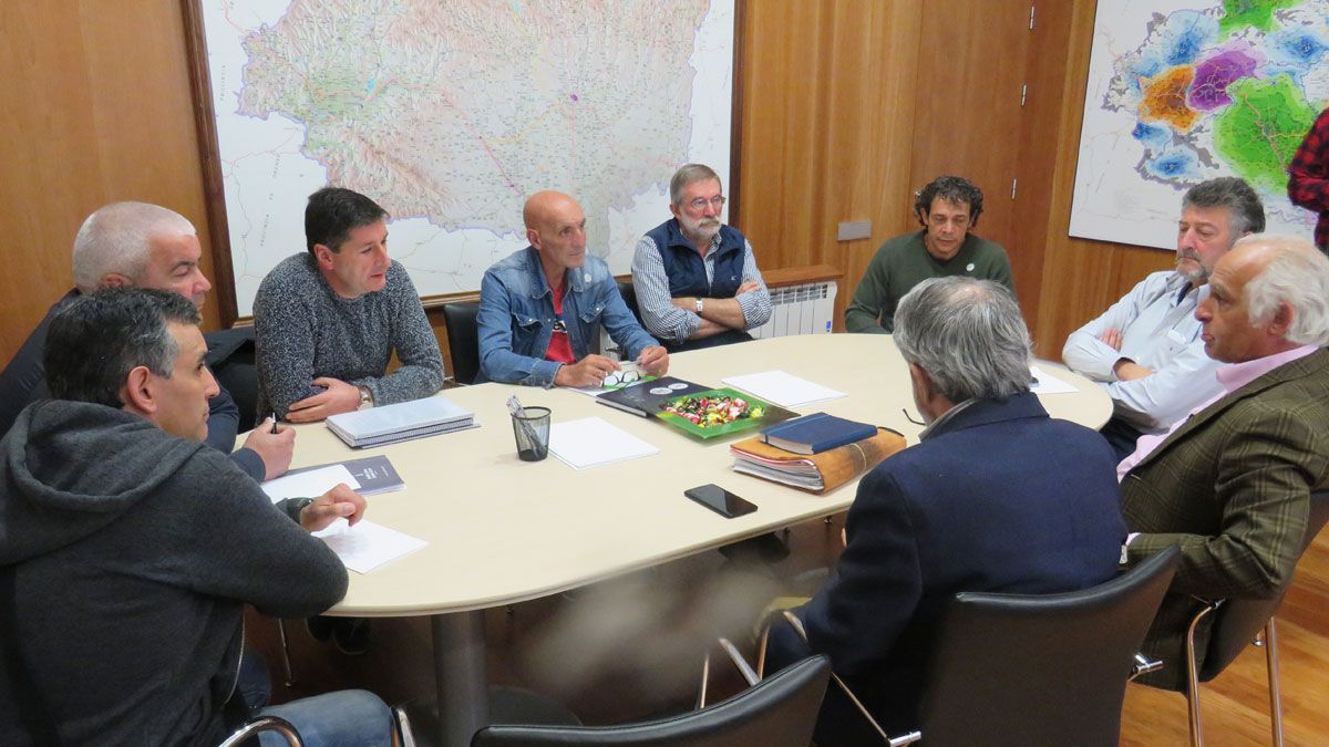 La Diputación se reunió ayer con la platafora Leitariegos Existe para afrontar las mejoras en la estación. | L.N.C.