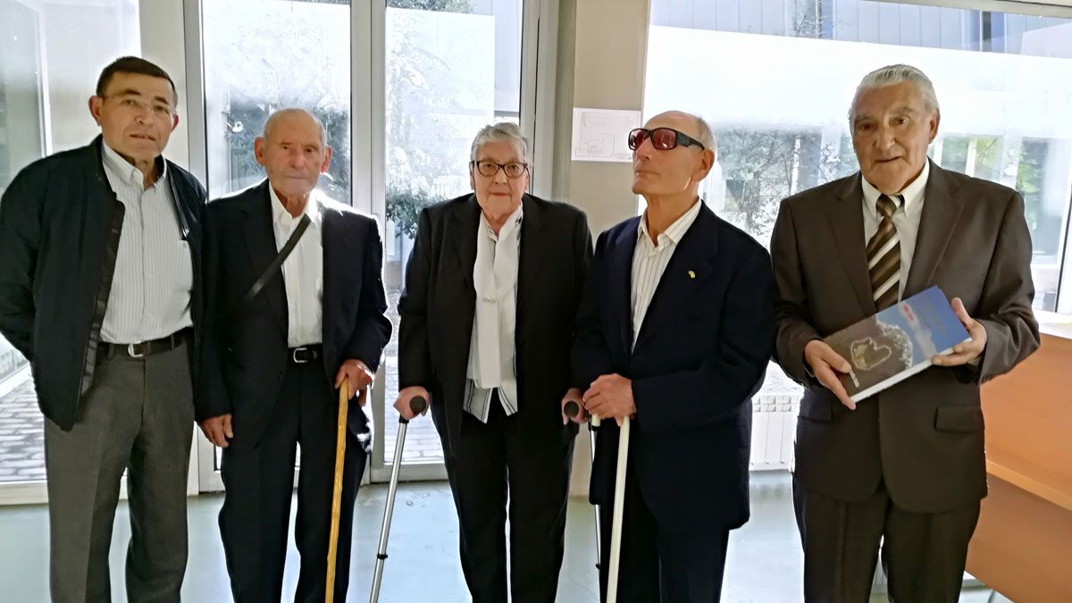 Cela presentó su libro en Ponferrada al lado de personas que entrevistó. | M.I.