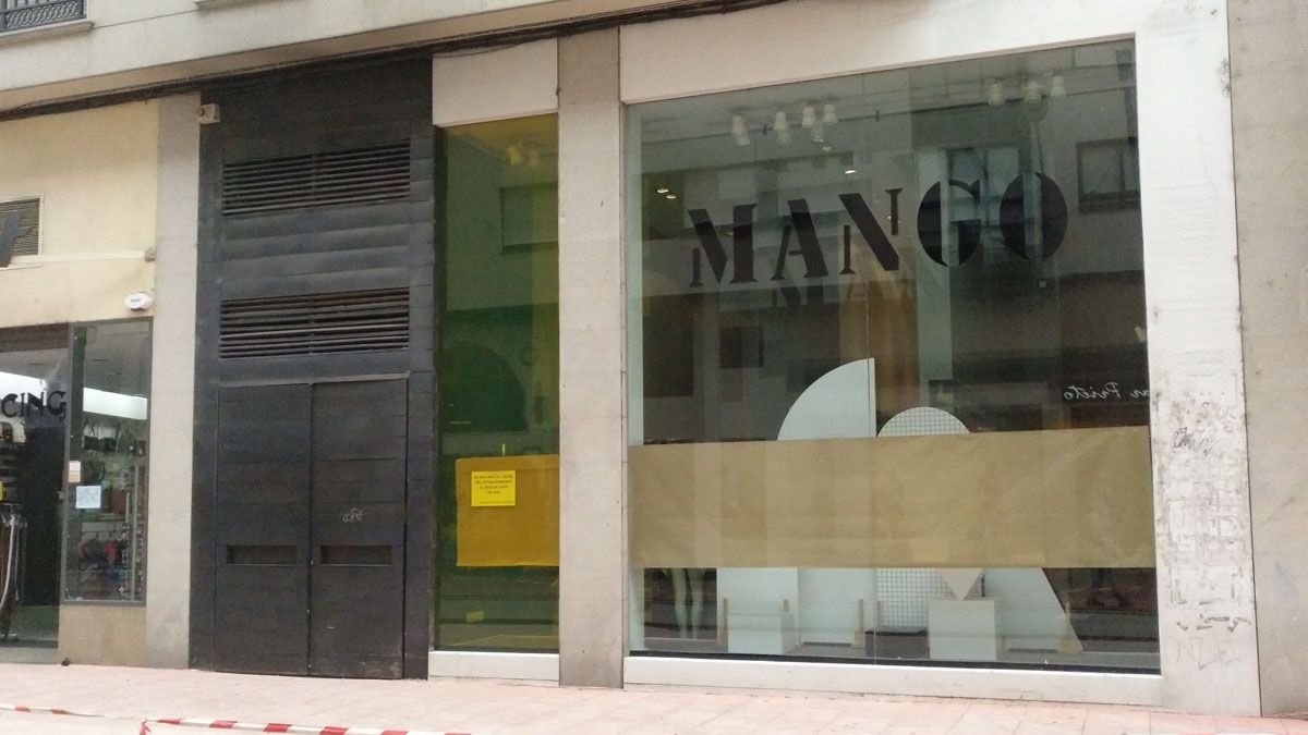 Imagen de la tienda Mango en el centro con su puerta cerrada ya. | M.I.