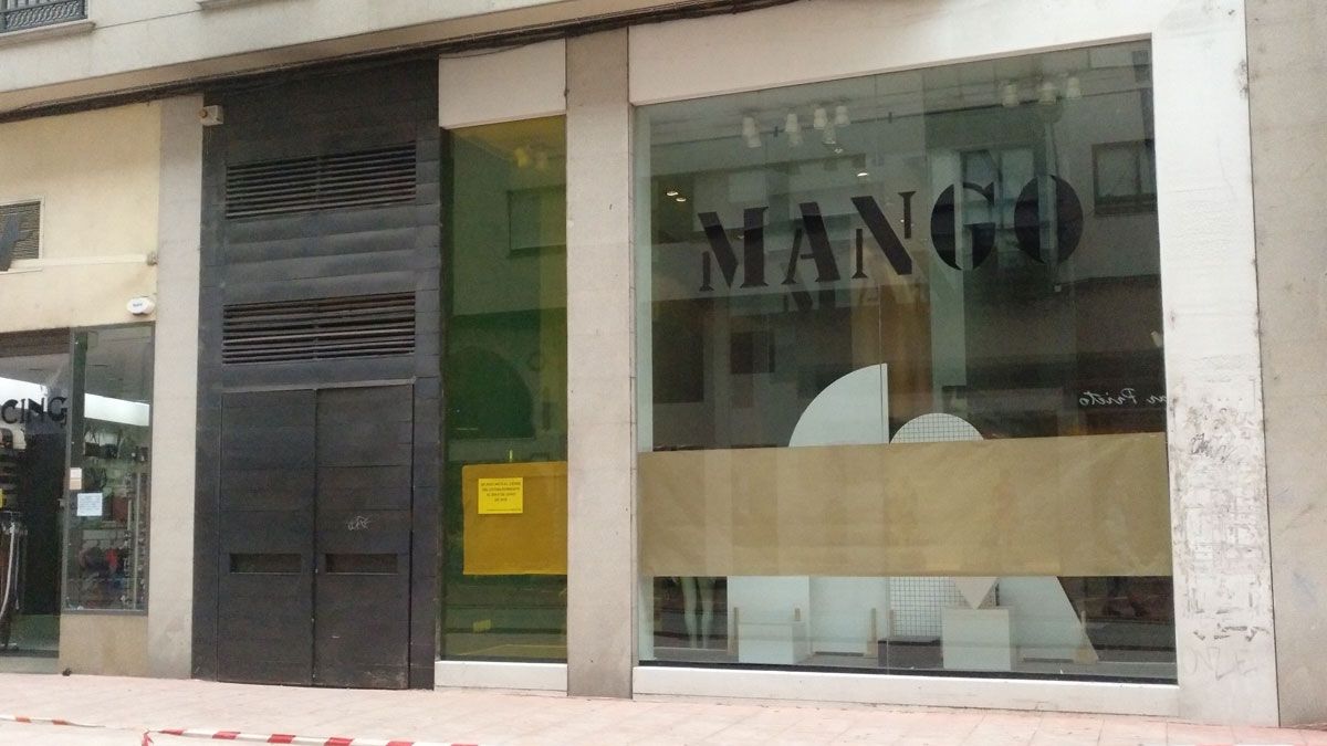 Imagen de la tienda Mango en el centro con su puerta cerrada ya. | M.I. Imagen de la tienda Mango en el centro con su puerta cerrada ya. | M.I.